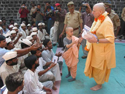 Inmates get Gitas